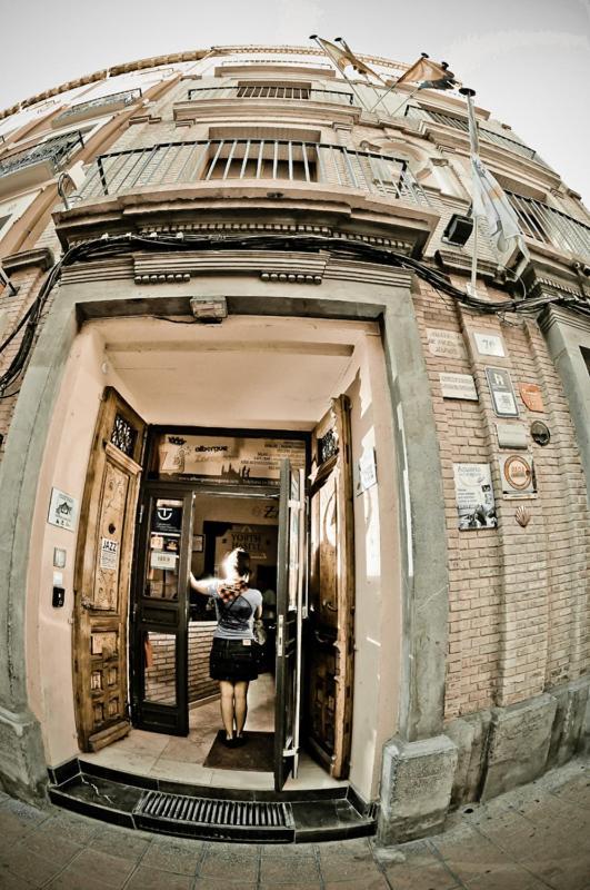 Be Zaragoza Hostel Exterior photo Entrance to the museum