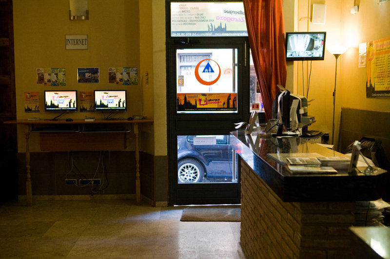 Be Zaragoza Hostel Exterior photo A vending machine in a coffee shop