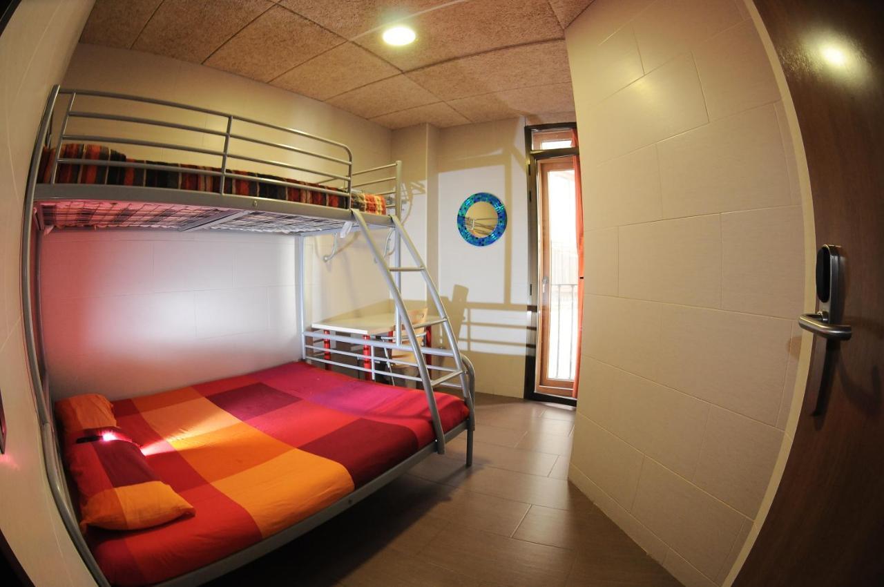 Be Zaragoza Hostel Room photo