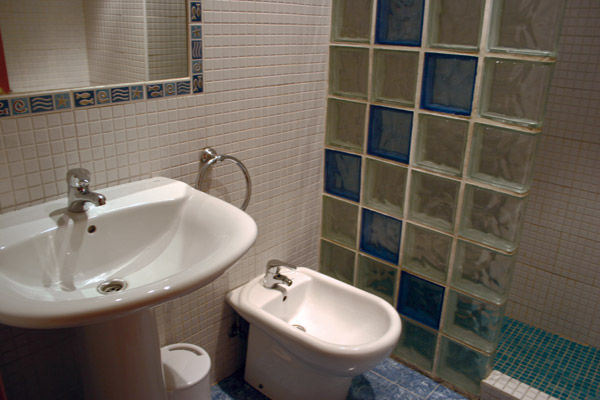 Be Zaragoza Hostel Exterior photo A bidet in a bathroom